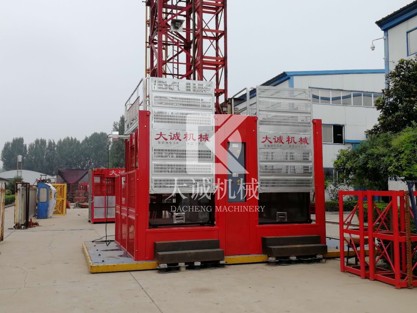 可以載人載物的建筑工地施工電梯價(jià)格多少？